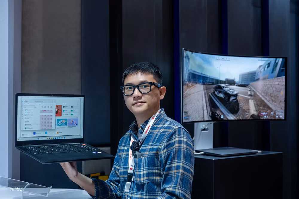 Đối với người dùng phổ thông, LG gram Book AI hướng đến sự cân bằng giữa giá thành và tính năng. Máy sở hữu màn hình 15 inch, vi xử lý Intel Core Ultra 5, thiết kế kim loại Titan Black cùng hai khe cắm SSD độc lập, cho phép nâng cấp dung lượng lưu trữ dễ dàng. Dù thuộc phân khúc phổ thông, sản phẩm vẫn được tích hợp các công nghệ AI, LG gram Link và ThinQ, giúp người dùng tiếp cận những tính năng thông minh vốn trước đây chỉ xuất hiện trên các dòng laptop cao cấp.