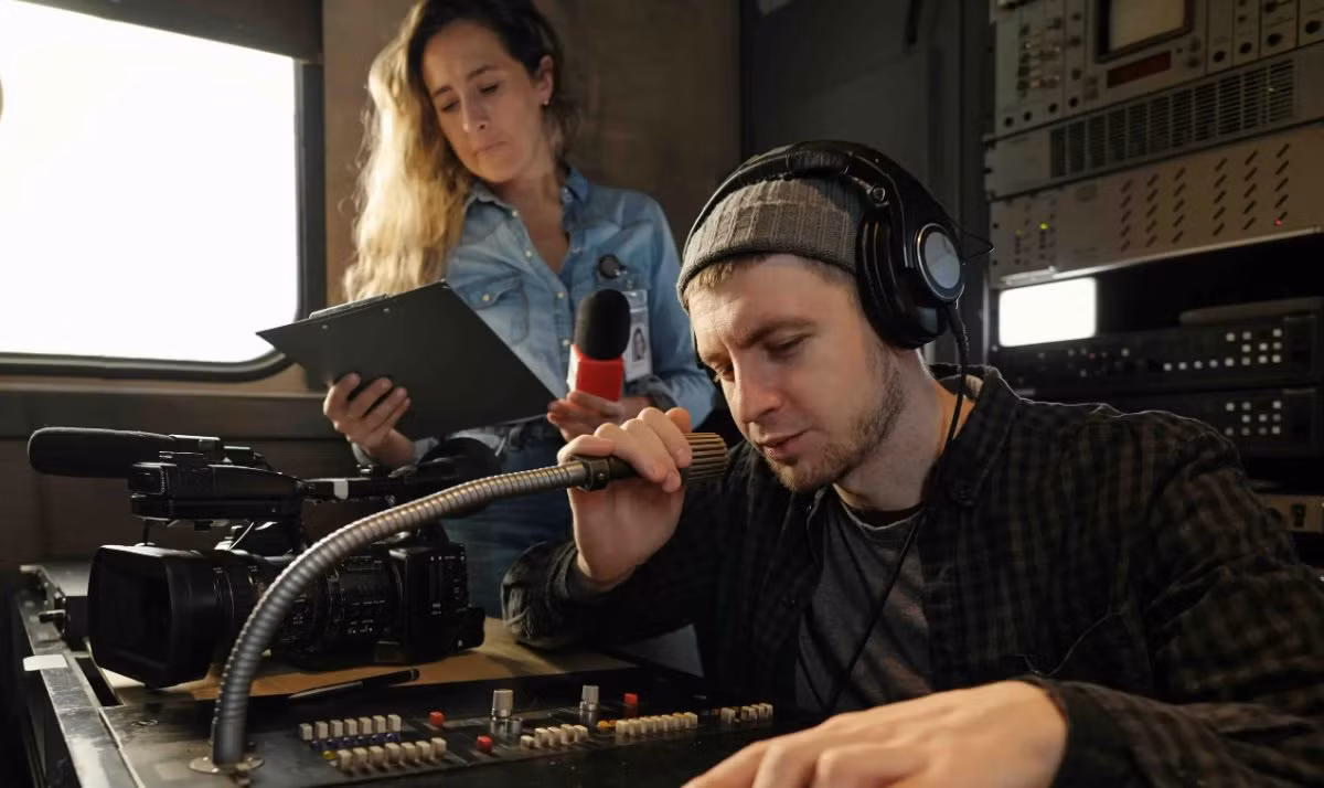 Các quỹ đầu tư lớn như Andreessen Horowitz cũng bắt đầu xây dựng đội ngũ “New Media”, vận hành livestream tin tức riêng và hỗ trợ startup kiểm soát dư luận mạng xã hội trong bối cảnh AI đang trở thành tâm điểm tranh cãi toàn cầu.