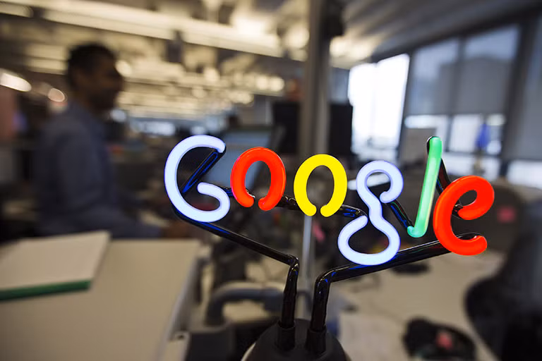 Đáng nói, nguyên nhân Google giới hạn Meta không xuất phát từ cạnh tranh trực tiếp mà do thiếu năng lực tính toán, trong bối cảnh nhu cầu suy luận AI (AI inference) bùng nổ khi hàng tỷ lượt truy vấn từ chatbot, trợ lý lập trình và các dịch vụ AI liên tục tạo áp lực lên hệ thống GPU và trung tâm dữ liệu.