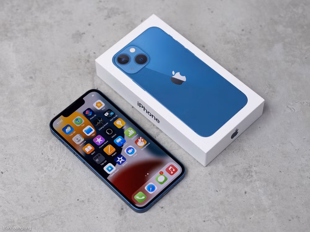 Ở phân khúc dễ tiếp cận nhất, iPhone 13 vẫn giữ sức hút nhờ màn hình OLED chất lượng cao, chip A15 Bionic mạnh mẽ và khả năng cập nhật iOS lâu dài, đủ đáp ứng nhu cầu sử dụng phổ thông nhiều năm.