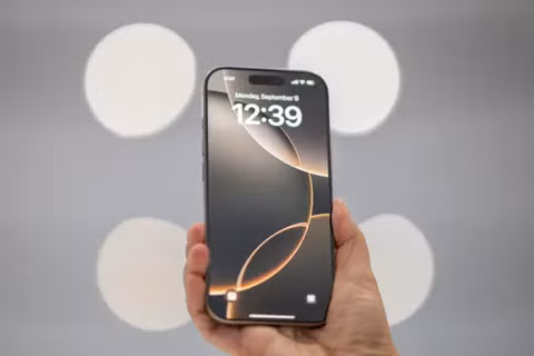 Ngay cả những flagship mới như iPhone 17 Pro Max cũng chỉ cải thiện độ bền trong giới hạn nhất định, trong khi chi phí thay màn hình vẫn rất đắt đỏ.