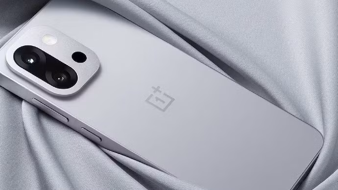 Máy có pin tới 6.260 mAh, vượt xa các flagship thông thường. (Ảnh: indiatoday)