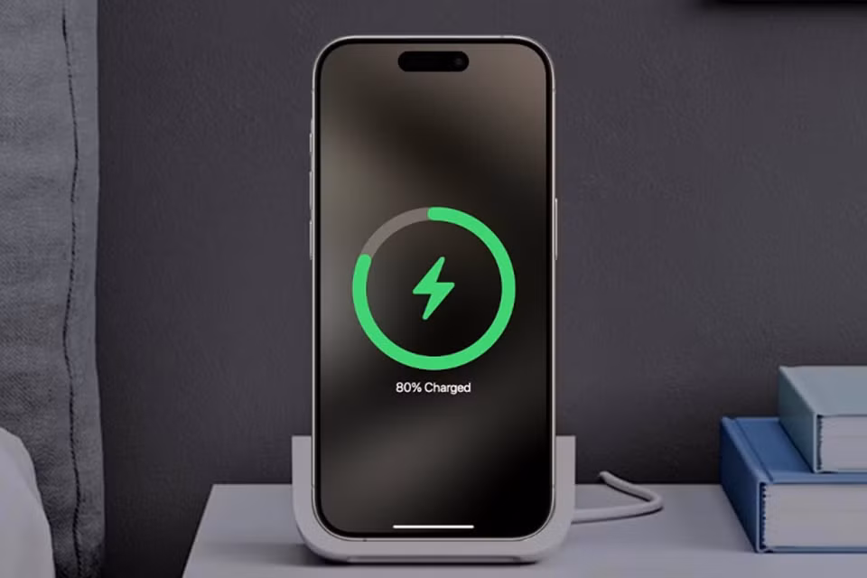 Chính vì vậy, nhiều hãng smartphone đã tích hợp tính năng giới hạn sạc hoặc sạc thông minh để giảm thiểu rủi ro khi người dùng cắm sạc qua đêm hoặc quên rút cáp.