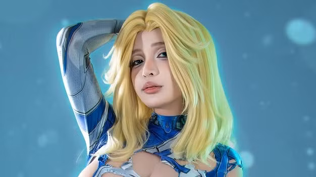 Trong video, cô hóa thân thành nhân vật Sue Storm của Marvel với tạo hình nóng bỏng và sắc sảo.