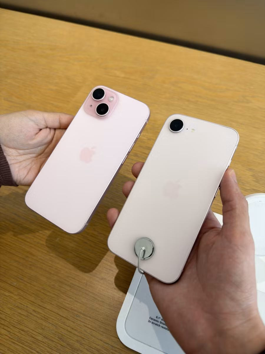 Trong khi đó, iPhone 17e dù sở hữu vi xử lý A19 mạnh mẽ, tích hợp Apple Intelligence và cải thiện thời lượng pin, lại gặp bất lợi về thiết kế khi vẫn sử dụng màn hình “tai thỏ”, khiến trải nghiệm thị giác kém hấp dẫn hơn.