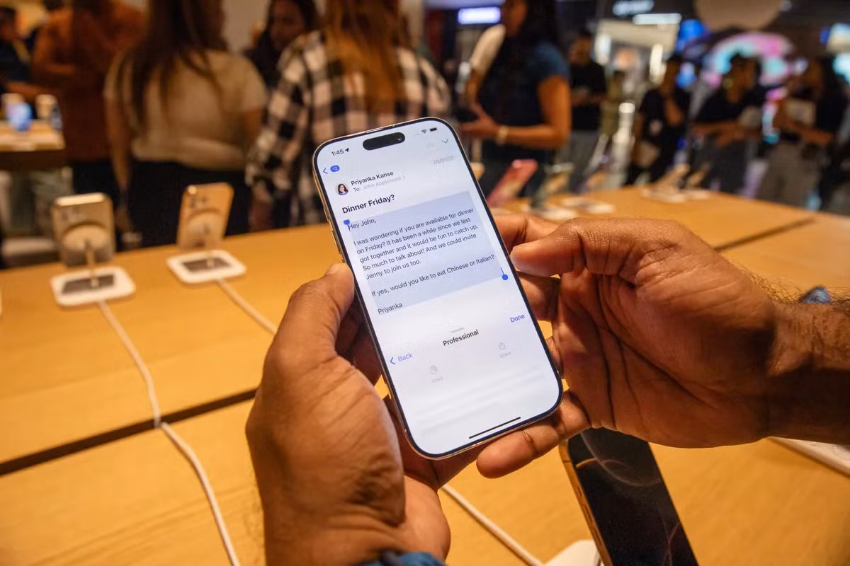 Chiến lược này không chỉ giúp Apple duy trì quyền kiểm soát hệ sinh thái mà còn mở ra nguồn doanh thu khổng lồ từ việc chia sẻ lợi nhuận dịch vụ AI thông qua App Store, tương tự cách hãng từng kiếm bộn tiền từ game và ứng dụng di động suốt hơn một thập kỷ qua.
