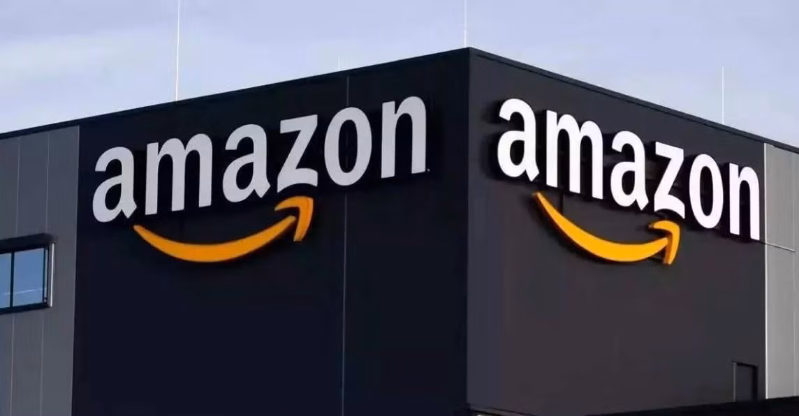 Cổ phiếu Amazon tăng mạnh sau tin tức, trong khi Microsoft giảm nhẹ do lo ngại mất ảnh hưởng.