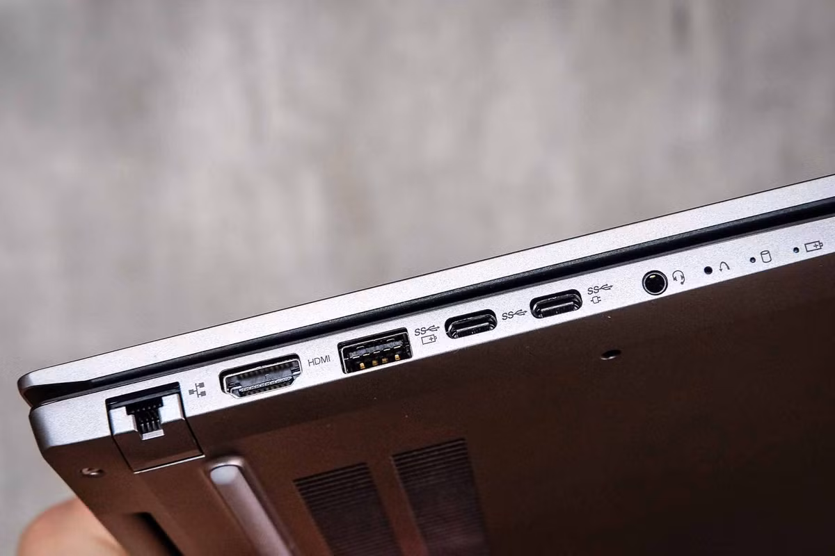 Thông số kỹ thuật như CPU, RAM, SSD, màn hình, đồ họa và cổng kết nối quyết định hiệu năng tổng thể.