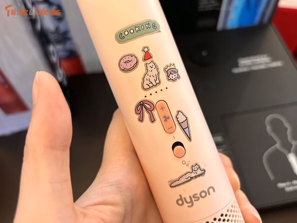 Người dùng có thể lựa chọn 5 cấp độ gió cùng chế độ Boost, từ luồng gió nhẹ phục vụ làm việc, nghỉ ngơi đến khả năng làm mát mạnh khi hoạt động ngoài trời, đồng thời thời lượng pin đạt tối đa 6 giờ.