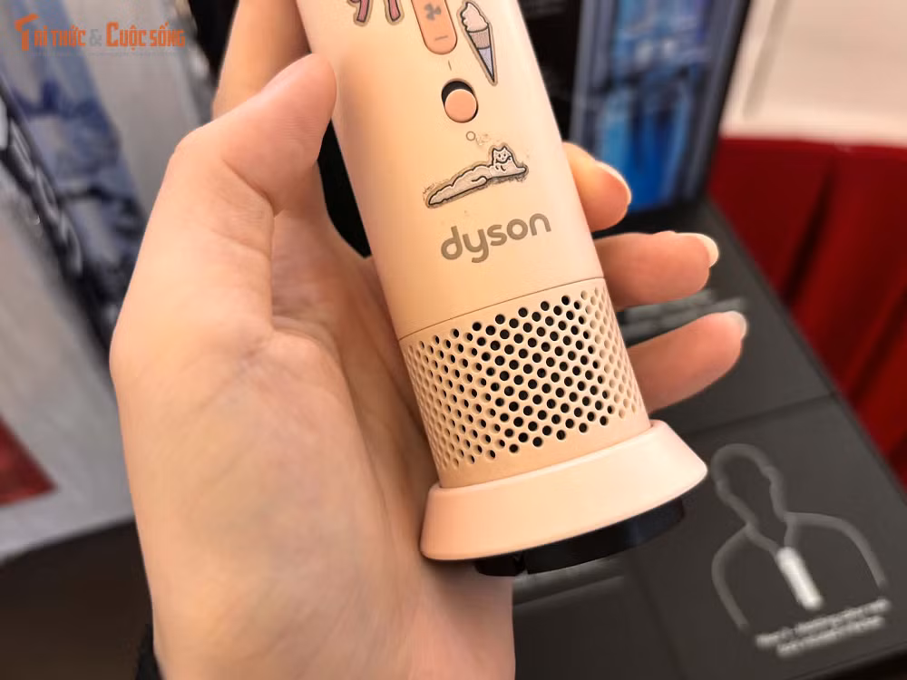 Bộ phụ kiện đi kèm gồm dây đeo cổ, giá đỡ tích hợp sạc, cáp sạc USB-C và túi đựng, trong khi người dùng có thể mua thêm giá đỡ đa năng hoặc kẹp cài để gắn quạt vào xe đẩy, quai túi hay trang phục.