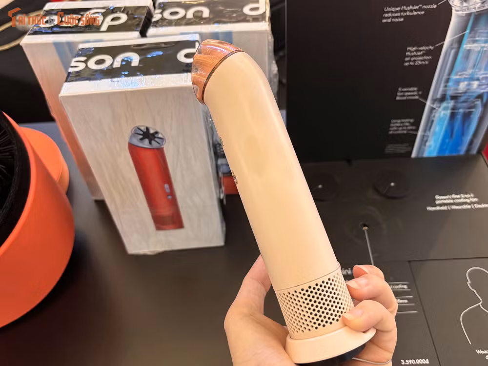 Với sự kết hợp giữa thiết kế 38 mm, trọng lượng 212 g, gió 25 m/giây và hệ sinh thái phụ kiện, Dyson HushJet Mini Cool hướng đến nhóm người dùng cần một thiết bị làm mát cá nhân có tính di động cao trong cuộc sống hàng ngày.