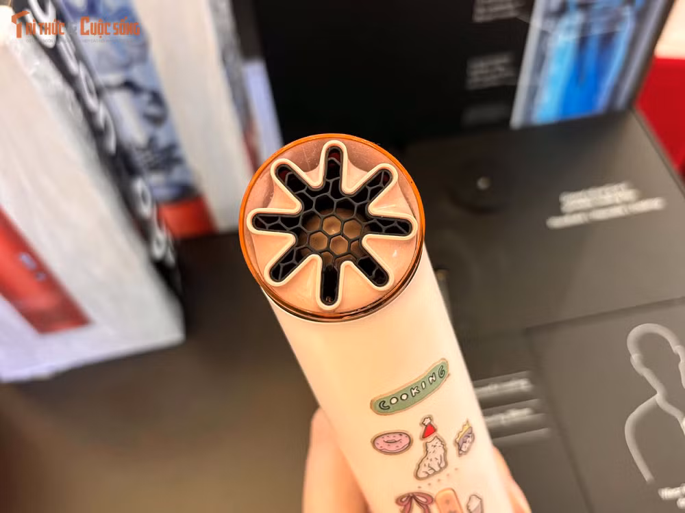 HushJet Mini Cool có thể cầm tay, đặt trên bàn hoặc đeo trên người, đồng thời được bán với ba tùy chọn màu gồm Xám đá/Hồng phấn, Xanh mực/Xanh cobalt và Carnelian/Xanh da trời, phù hợp nhiều phong cách cá nhân.