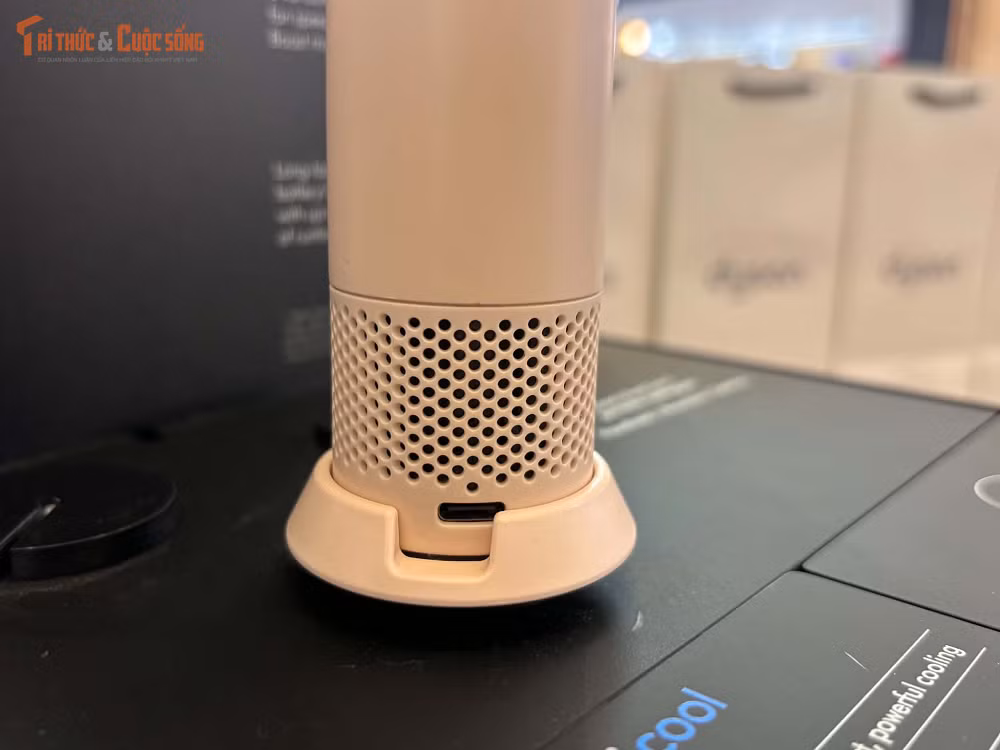 Không chỉ tập trung vào sức mạnh luồng gió, Dyson còn chú trọng yếu tố âm học khi tinh chỉnh các dải tần nhằm hạn chế tiếng rít và âm thanh từ động cơ, hướng tới trải nghiệm làm mát mạnh nhưng dễ chịu.