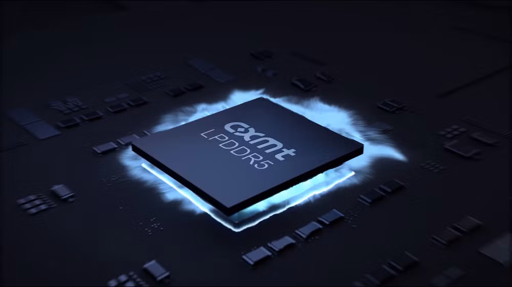 Theo các tổ chức phân tích, CXMT hiện nắm khoảng 11% công suất sản xuất DRAM toàn cầu và có thể nâng lên 15% vào năm 2028 nhờ hàng loạt nhà máy mới tại Hợp Phì, Thượng Hải và Bắc Kinh, dù phần lớn sản lượng vẫn đã được khách hàng đặt trước nên tình trạng thiếu nguồn cung khó sớm chấm dứt.