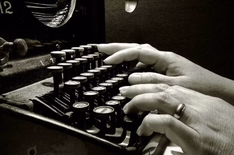 Bàn phím QWERTY xuất hiện từ thời máy đánh chữ và vẫn phổ biến đến ngày nay.