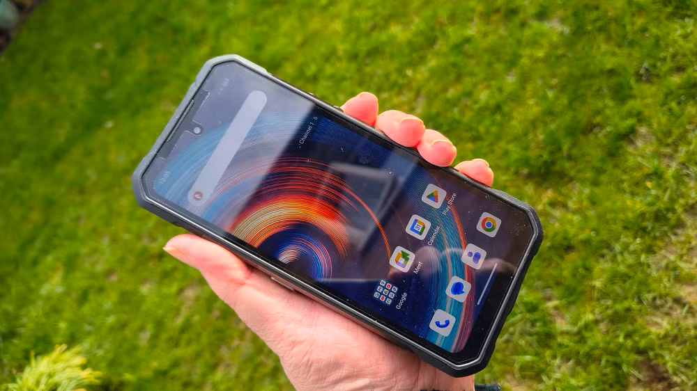 Trong bối cảnh smartphone ngày càng bão hòa về thiết kế và hiệu năng, sự xuất hiện của dòng Oukitel WP61 đã tạo ra một hướng đi hoàn toàn khác biệt khi tập trung vào độ bền, thời lượng pin và các tính năng chuyên dụng dành cho môi trường khắc nghiệt.