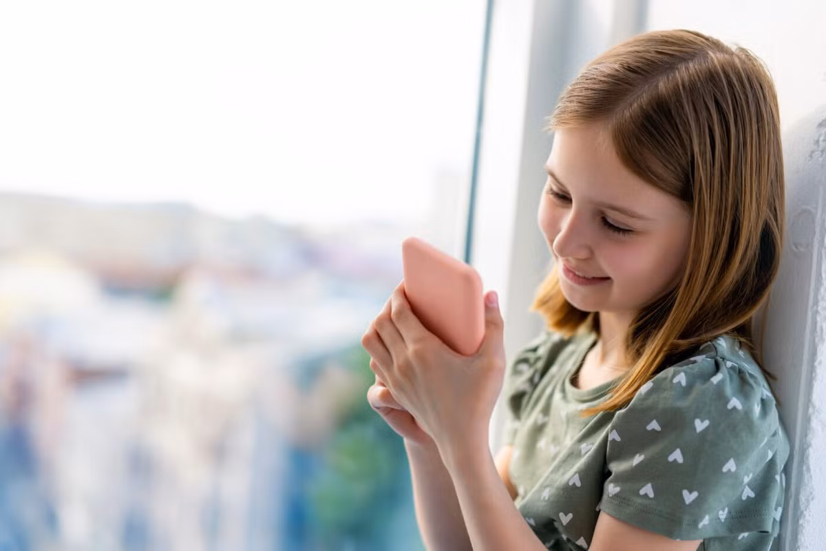 Tại Mỹ, phong trào “Chờ đến lớp 8” đang lan rộng, giúp phụ huynh đồng lòng hoãn smartphone.