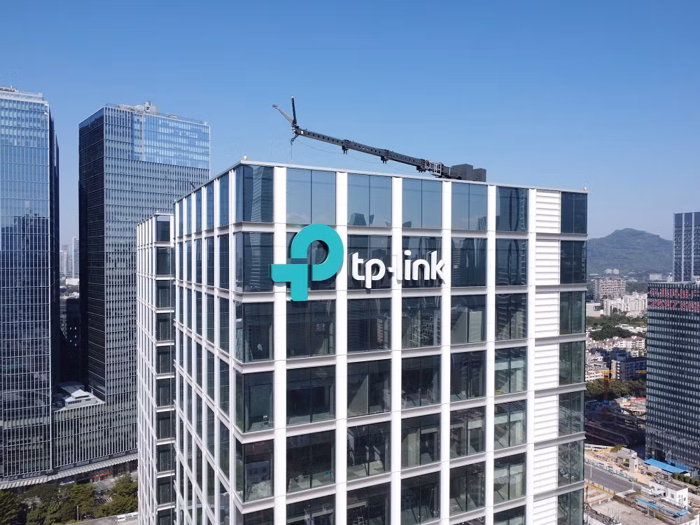 Xuất phát từ một xưởng nhỏ chỉ ba người, TP-Link ban đầu sản xuất card mạng – linh kiện thiết yếu giúp máy tính kết nối mạng – trước khi mở rộng thành một đế chế thiết bị WLAN toàn cầu.