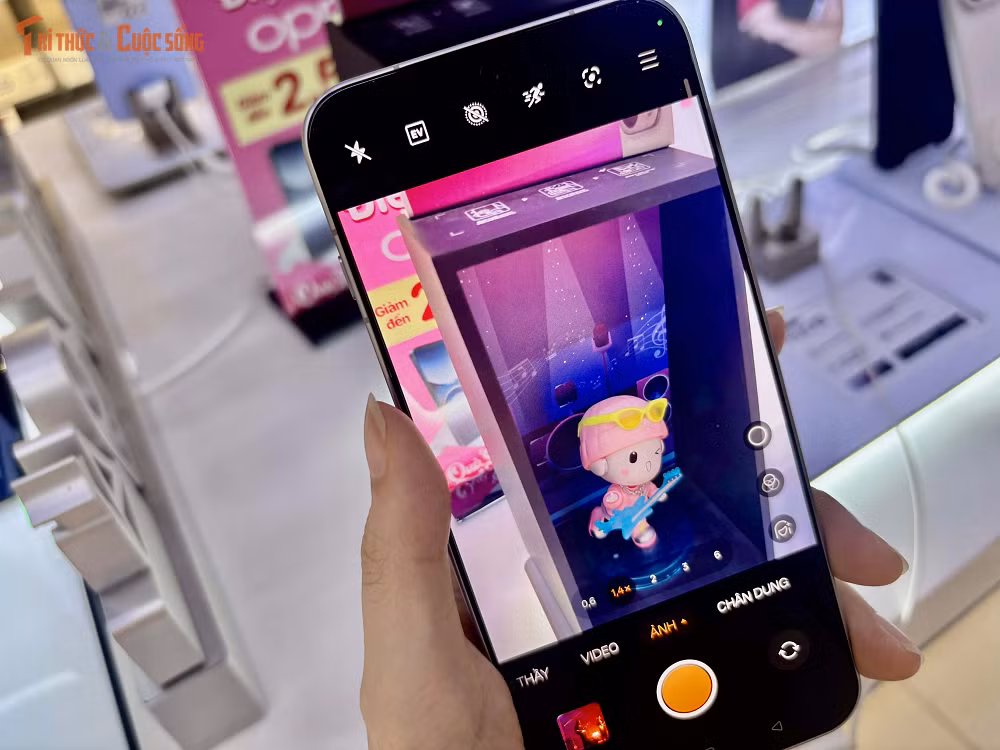 Trong đó, ống kính tele tiềm vọng cho phép zoom quang học, hướng đến trải nghiệm nhiếp ảnh linh hoạt hơn.
