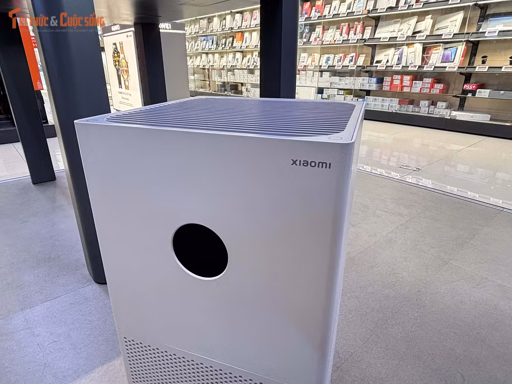 Điểm nhấn của thiết bị là màn hình LED hiển thị chất lượng không khí theo thời gian thực thông qua hệ thống màu sắc trực quan.