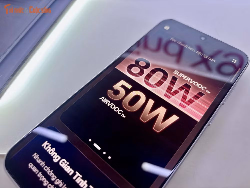 Thiết bị cũng hỗ trợ công nghệ sạc nhanh giúp rút ngắn đáng kể thời gian nạp năng lượng.