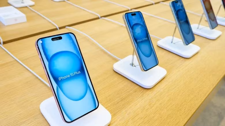 Trong khi đó, iPhone 15 và iPhone 15 Plus lại phù hợp với nhóm người dùng muốn tiết kiệm hơn nhưng vẫn cần camera đẹp, pin ổn định và cổng USB-C hiện đại.