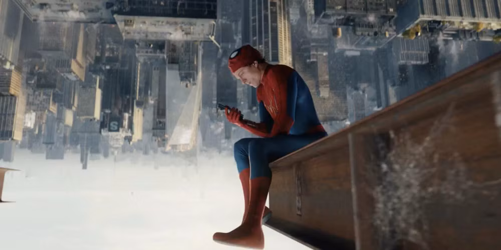 Nhân vật Peter Parker xuất hiện cùng một mẫu gập dạng vỏ sò, được cho là Samsung Galaxy Z Flip7.
