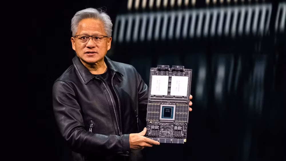 Khi được phóng viên Becky Quick của chương trình Squawk Box hỏi trực tiếp liệu Trung Quốc có nên được mua chip AI mới nhất của NVIDIA hay không, Jensen Huang đã trả lời ngắn gọn nhưng đầy cứng rắn: “Không”, đồng thời xác nhận chỉ các dòng chip cũ như Hopper H200 mới có khả năng được cấp phép hạn chế.