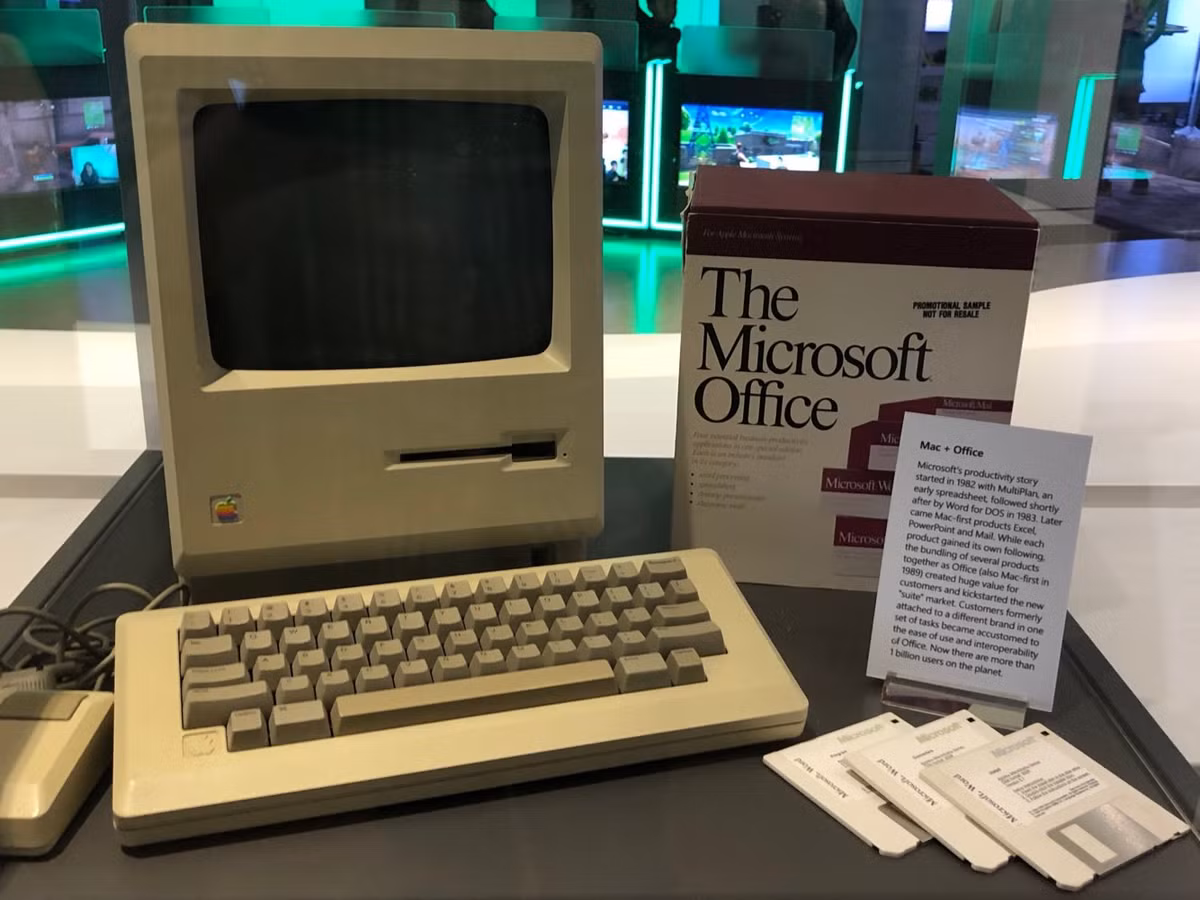 Lịch sử công nghệ từng ghi nhận một bước ngoặt lớn khi Microsoft tận dụng bộ công cụ năng suất Office để giúp Windows vượt qua Macintosh, cho thấy yếu tố quyết định không nằm ở hệ điều hành mà ở hệ sinh thái phần mềm phục vụ công việc.