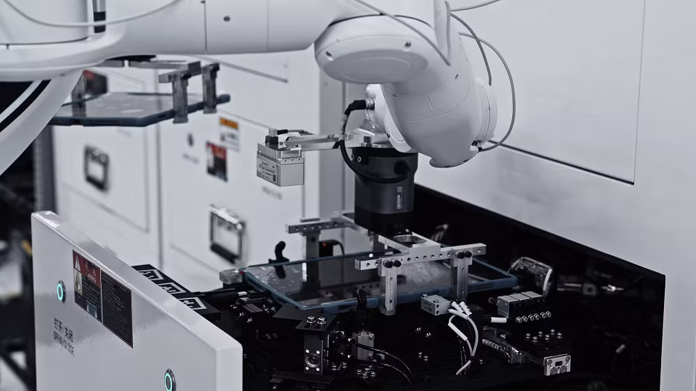 Một ưu điểm lớn khác là tính linh hoạt khi robot có thể thích nghi nhanh với dây chuyền mới, chỉ mất khoảng 15 phút để chuyển đổi kịch bản và vài giờ để đào tạo lại, thay vì phải đầu tư hàng triệu nhân dân tệ để cải tạo hệ thống như trước.