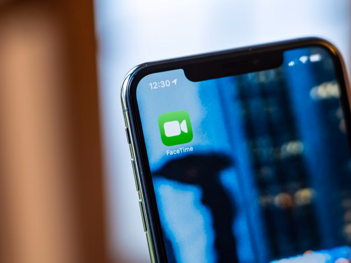 Sau đó, chúng yêu cầu chia sẻ màn hình hoặc truy cập trang web lạ.