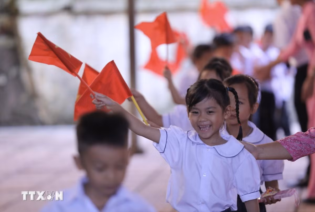 Niềm vui của học sinh lớp 1. (Ảnh minh họa. Nguồn: TTXVN)