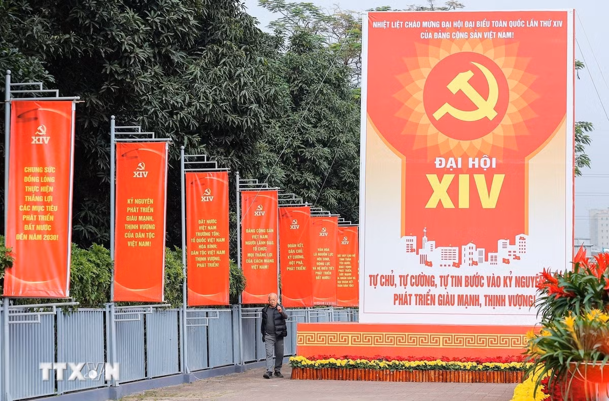 Pano, khẩu hiệu rực đỏ trên các tuyến phố chào mừng Đại hội đại biểu toàn quốc lần thứ XIV của Đảng. (Ảnh: Lê Đông/TTXVN)