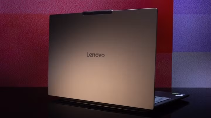 Ở phân khúc cao cấp hơn, Lenovo Yoga 9i Gen 10 Aura Edition nổi bật với thiết kế xoay gập 360 độ cùng thời lượng pin gần 26 giờ trong thử nghiệm thực tế, đi kèm màn hình OLED 120 Hz, vi xử lý Intel Core Ultra 7 và hệ thống loa Dolby Atmos tích hợp trực tiếp vào bản lề độc đáo.