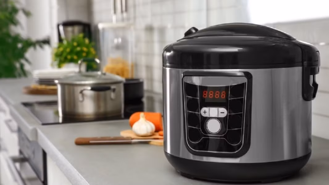 Sai lầm phổ biến nhất là cắm cơm từ sáng để giữ ấm đến tối.
