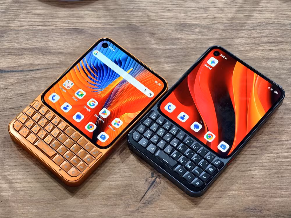 Nếu yêu thích trải nghiệm bàn phím QWERTY nhưng vẫn muốn có thiết bị được hỗ trợ lâu dài, người dùng có thể cân nhắc các lựa chọn mới như Unihertz Titan 2. Mẫu smartphone này kế thừa phong cách thiết kế đặc trưng của BlackBerry nhưng được trang bị phần cứng hiện đại, hệ điều hành Android mới và khả năng cập nhật phần mềm tốt hơn.