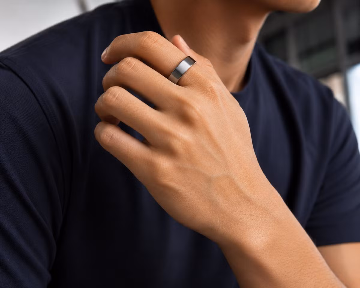 Khác với đồng hồ thông minh vốn ngày càng lớn và tích hợp nhiều tính năng phức tạp, Oura Ring 5 tập trung vào trải nghiệm cốt lõi là theo dõi sức khỏe liên tục, đặc biệt là giấc ngủ, thông qua thiết kế dạng nhẫn nhỏ gọn giúp người dùng gần như quên mất mình đang đeo một thiết bị công nghệ suốt cả ngày lẫn đêm.