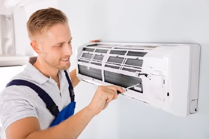 Không bảo trì thiết bị định kỳ cũng khiến hiệu suất hoạt động giảm sút, như điều hòa bám bụi hay tủ lạnh đóng tuyết sẽ phải chạy lâu hơn để đạt hiệu quả làm mát, kéo theo chi phí điện tăng lên đáng kể.