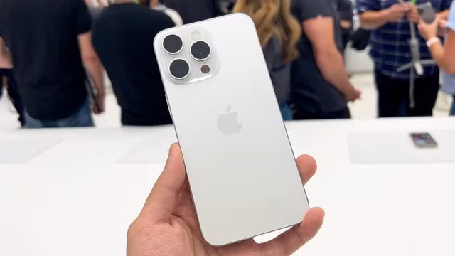 Ở phân khúc dễ tiếp cận hơn, iPhone 15 Pro Max vẫn giữ sức hút lớn nhờ thiết kế titanium cao cấp, cổng USB-C tiện lợi và hiệu năng ổn định từ chip A17 Pro.