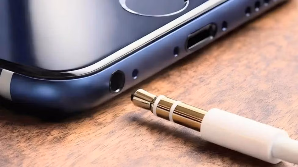 Theo các chuyên gia âm thanh, những vòng tròn màu đen trên đầu jack tai nghe được làm từ vật liệu nhựa hoặc polymer không dẫn điện, có nhiệm vụ cách ly các vùng kim loại truyền tín hiệu, ngăn chặn hiện tượng chập mạch và nhiễu tín hiệu trong quá trình sử dụng, từ đó bảo đảm chất lượng âm thanh luôn rõ ràng và trung thực.