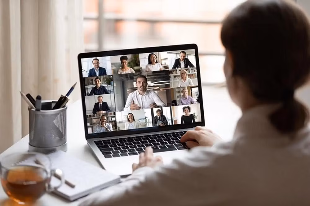Công nghệ thông tin khiến ranh giới giữa công việc và nghỉ ngơi gần như biến mất, khi tin nhắn và họp trực tuyến bám theo con người mọi lúc.