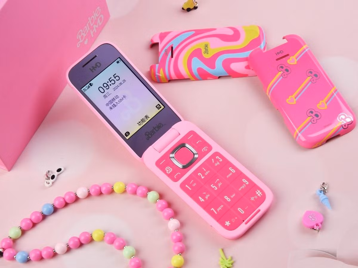 Ngày càng nhiều người dùng tìm cách giảm thời gian sử dụng smartphone bằng việc chuyển sang các dòng điện thoại cơ bản có thiết kế tối giản nhưng vẫn đầy phong cách.