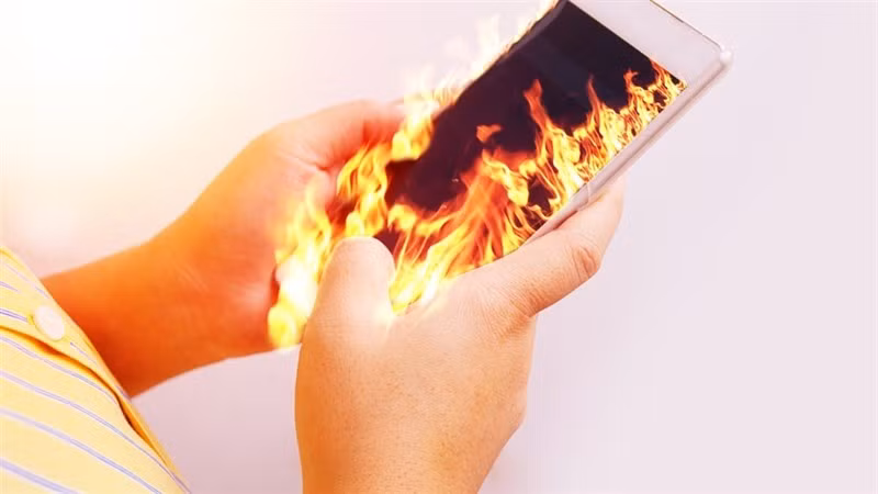 Bụi còn có thể khiến điện thoại nóng lên bất thường, gây hư hỏng lâu dài cho pin.