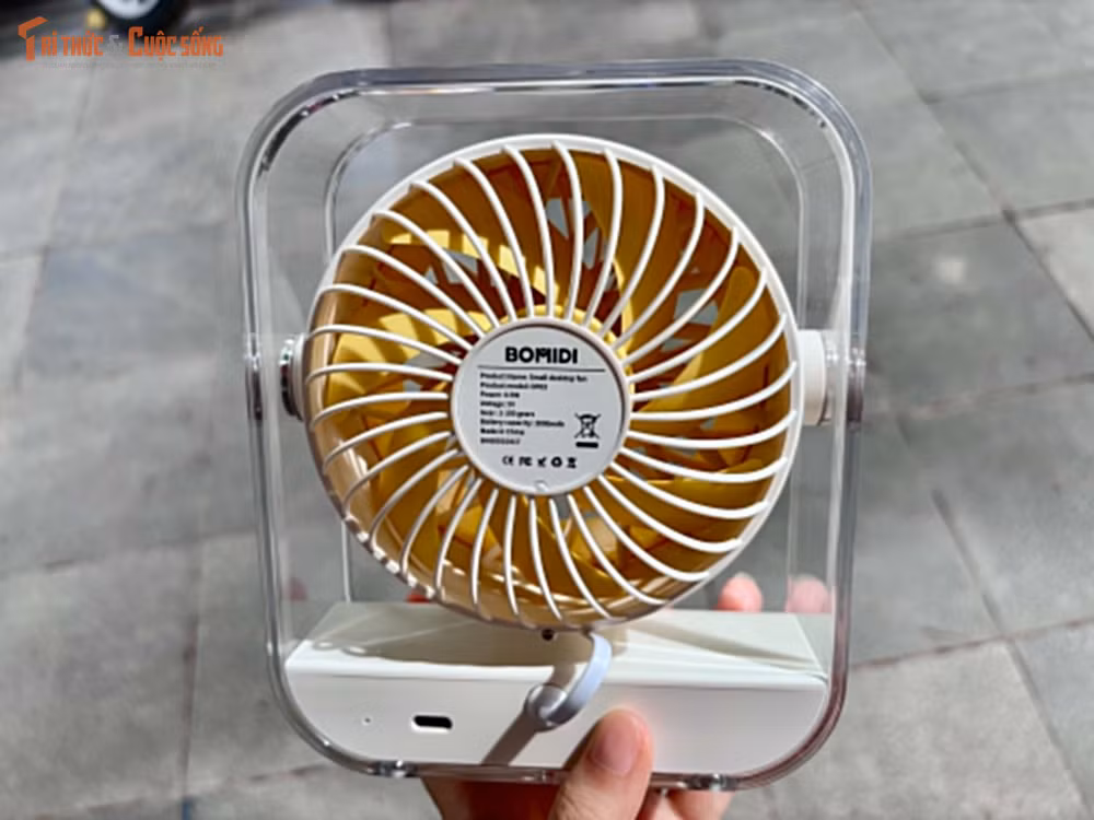 Với sự kết hợp giữa thiết kế hiện đại, màn hình LED thông minh, pin dung lượng lớn cùng khả năng điều chỉnh tới 100 cấp độ gió, Bomidi DF03 đang trở thành một trong những mẫu quạt để bàn mini nổi bật được nhiều người dùng săn đón trong mùa hè năm nay.
