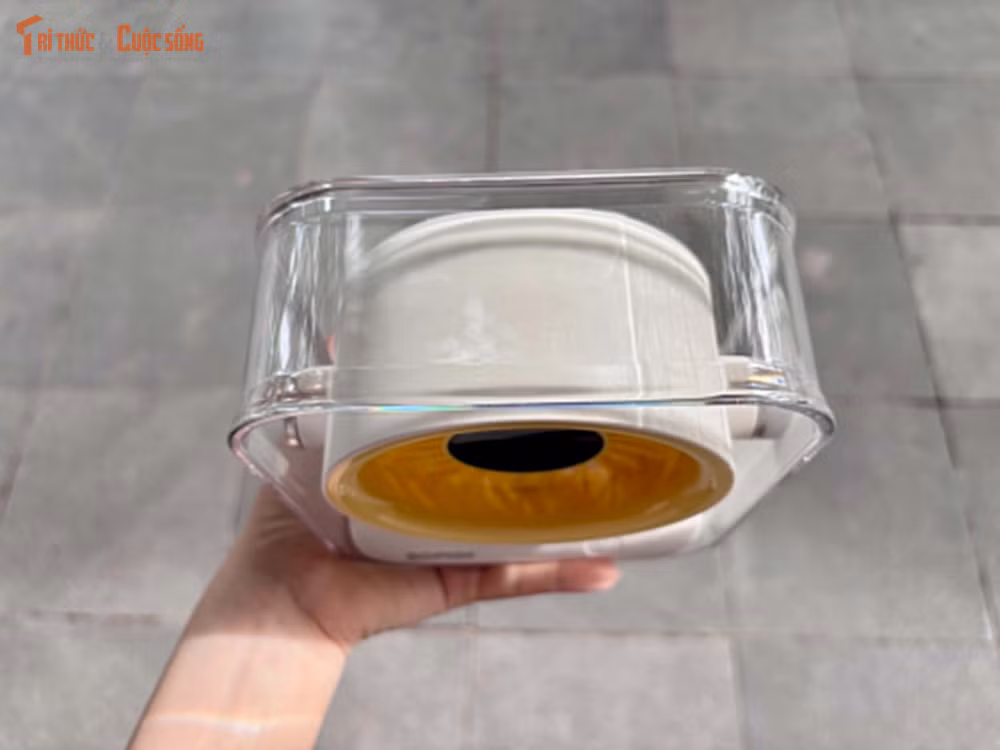 Không chỉ tập trung vào hiệu năng làm mát, mẫu quạt này còn được thiết kế theo hướng vận hành êm ái với độ ồn thấp, phù hợp sử dụng trong phòng ngủ, văn phòng làm việc hoặc không gian học tập cần sự yên tĩnh.