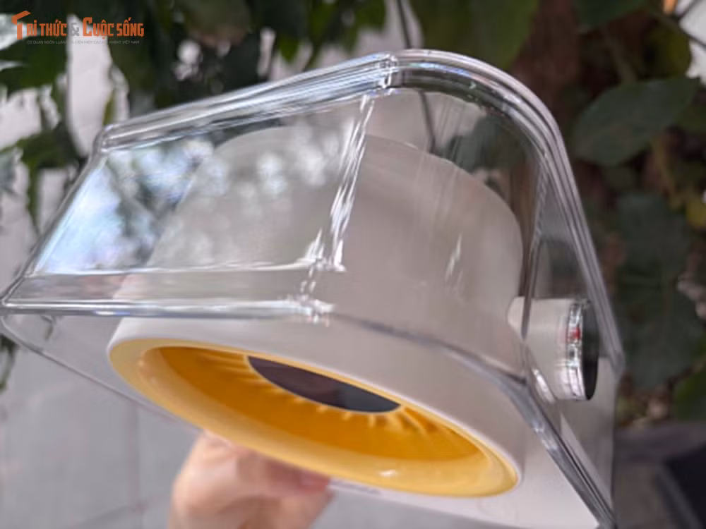 Sản phẩm được trang bị hệ thống 7 cánh quạt giúp luồng gió tạo ra ổn định hơn, thổi đều và dễ chịu hơn so với nhiều mẫu quạt mini truyền thống, đồng thời hạn chế cảm giác gió gắt khi sử dụng ở khoảng cách gần.