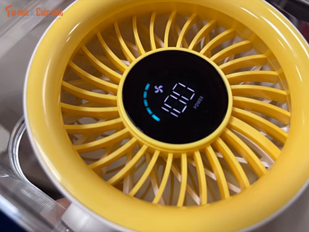 Quạt để bàn Bomidi DF03 đang trở thành một trong những mẫu quạt mini được nhiều người dùng quan tâm nhờ thiết kế nhỏ gọn nhưng vẫn sở hữu khả năng làm mát mạnh mẽ, phù hợp cho nhu cầu sử dụng cá nhân trong mùa hè nóng bức.