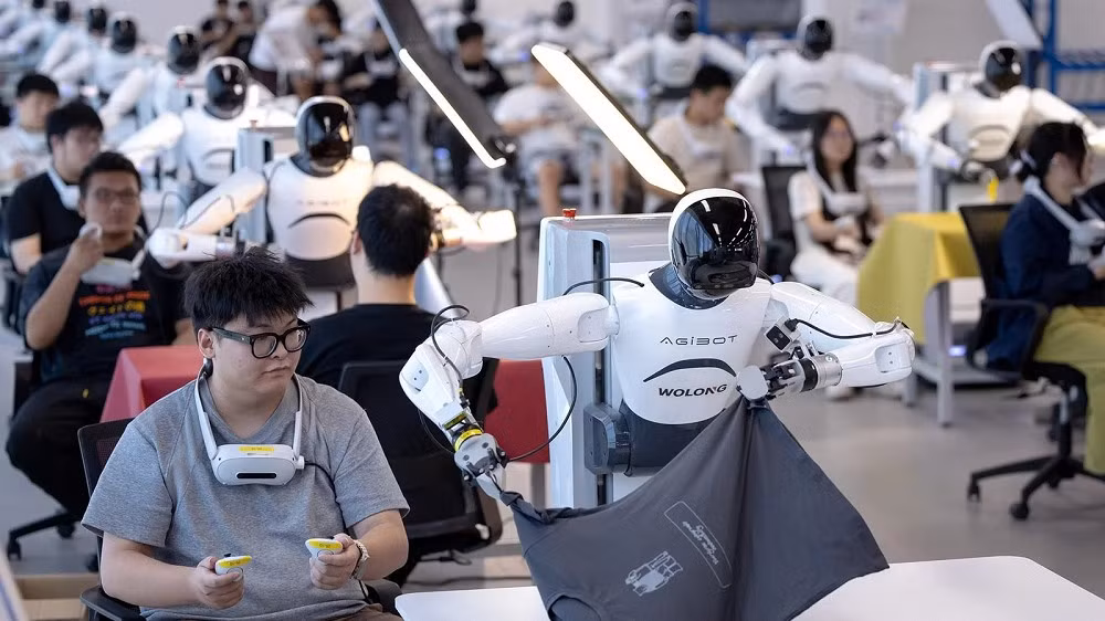 Tại Thượng Hải, sinh viên như Kim dành cả ngày mô phỏng động tác mở lò vi sóng hay gấp quần áo để robot học theo.