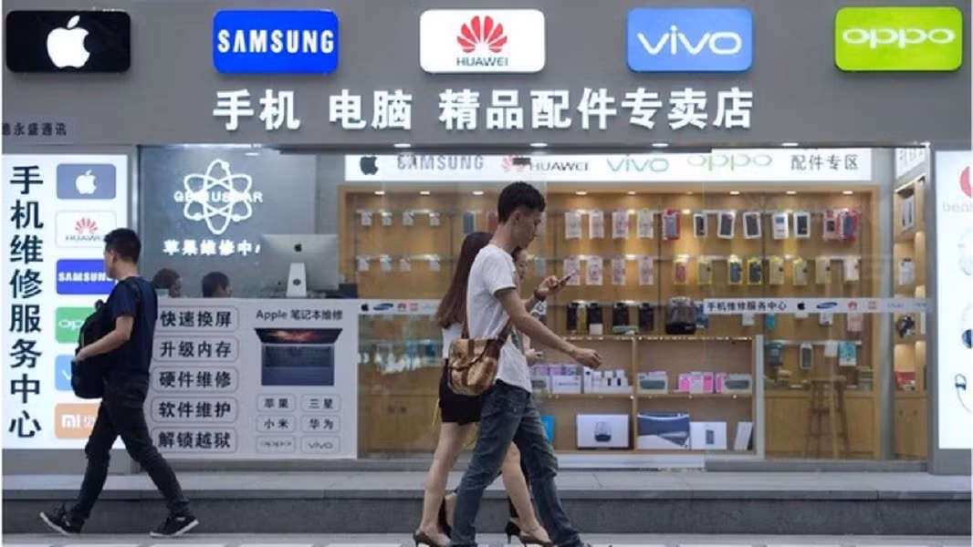 Tương tự quán net ngày xưa, nhiều tiệm điện thoại đang dần biến mất nếu không kịp thích nghi và chuyển đổi.