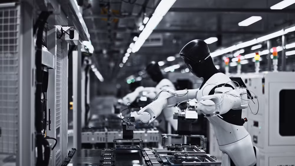 Nhờ đó, robot có thể thực hiện các thao tác phức tạp như bốc dỡ vật liệu, kiểm tra sản phẩm và phân loại lỗi với độ chính xác cao, tương đương thậm chí vượt con người trong nhiều khâu.